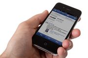 Les Nesten ingen sjekker Facebook daglig på mobilen