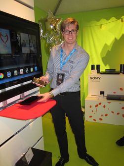 Her er den nye Google TV-boksen fra Sony, og den medfølgende fjernkontrollen. 