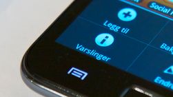 På en Android-telefon må du trykke knappen med dette symbolet for å hente frem menyen. Deretter velger du Innstillinger.