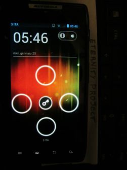 Slik ser Motorolas låseskjerm i Android 4.0 ut.