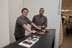 Den kinesiske teknologigründeren Jerry Lao (til venstre) har gått sammen med studenten Kieron-Scott Woodhouse om å få bambusmobilen ut i butikkene. (Foto: ADzero)