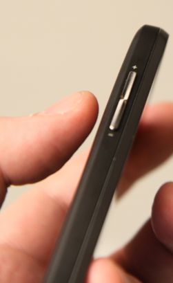 Volumtast, av-/på-tast og kameratast er plassert langs siden av telefonen.