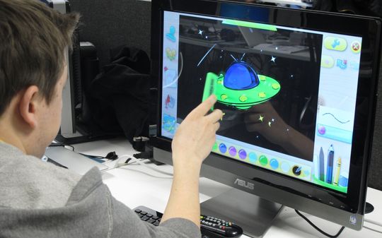 Asus Paint er ett av de fingervennlige programmene som følger med. Her kan tegne og fargelegge for hånd, eller leke deg med ferdige maler.