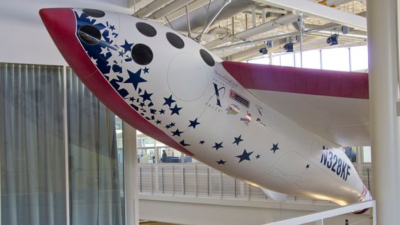 Denne prototypen av SpaceShip One henger i taket rett ved hovedinngangen. Den har aldri vært i rommet. (Foto: Jørgen Elton Nilsen)