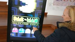 Googles internasjonale pressekontakt Maggie Shields viste oss Pacman på en gigantisk Android-telefon. (Foto: Finn Jarle Kvalheim)