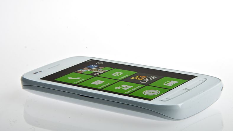 Nokia Lumia 710 er laget i billigere byggematerialer enn Lumia 800, og er noe enklere utstyrt, men ytelsen er like god. (Foto: Kurt Lekanger)