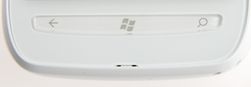 Mens Lumia 800 benytter berøringsknapper, kommer Lumia 710 med fysiske knapper. Knappene lyser automatisk opp når det er mørkt.