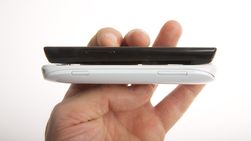 Lumia 710 (nederst) er noe tykkere enn Samsung Omnia W, og byggematerialene er også noe