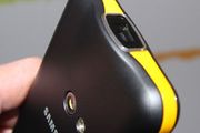 Les Se mobilen som har innebygget videoprojektor