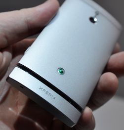Telefonen er laget i ett stykke aluminium. Legg merke til den gjennomsiktige listen nederst på telefonen.