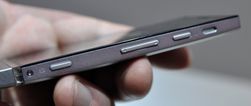 Xperia P er ikke blant de aller tynneste smarttelefonene, men den er heller ikke voldsomt tykk med litt over en centimeter på strømpelesten.