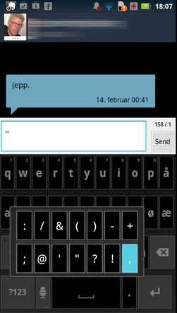 På de fleste smarttelefoner kan du få opp spesialtegn ved å holde inne bestemte taster på skjermtastaturet.
