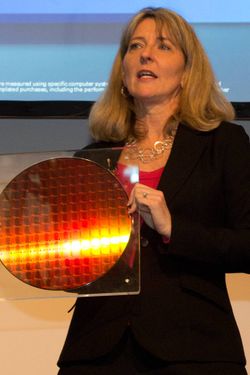 Lisa H. Graff, Vice President, General Manager Datacenter Platform Engineering Group hos Intel viser frem varene