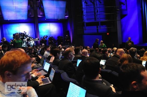 Salen er fullstappet av forventningsfulle teknologijournalister. (Foto: gdgt.com)