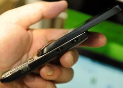 Både på grunn av tastatur og ergonomi er ikke PhoneEasy 740 særlig tynn, men den bør passe i de fleste lommer likevel.