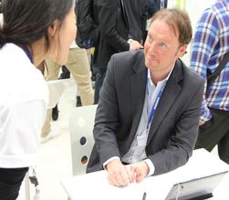 Læreren kan se hvilke nettsider du besøker og gripe inn om nødvendig. Her er det Even Amdal i Samsung Norge som får en innføring i konseptet.