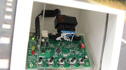 Pluggen på toppen kan plasseres på alle nyere biler. Den kommuniserer med nettbrettet ditt (eller telefonen) via Bluetooth.