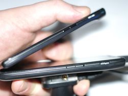 Razr Maxx har et batteri på 3300 mAh - rundt dobbelt så stort som det du finner i de fleste andre smarttelefoner. Den er bittelitt tykkere enn originalen.