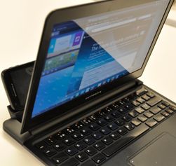 Asus PadFone får mye oppmerksomhet i dag, men Motorola var med på å starte gildet. Her er Atrix i en av selskapets Lapdock-modeller.