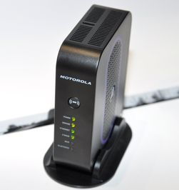 Motorola lager også denne boksen. Den lar deg styre elektronikken hjemme fra mobiltelefonen. I USA selges den med fjernstyrt kontakt og trådløst kamera som en startpakke for under 400 kroner – ulempen er at tjenesten er abonnementsbasert.