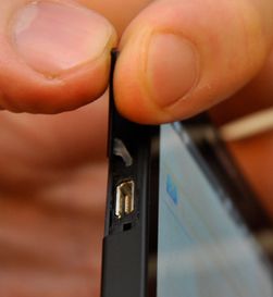 Sony liker plastluker. Denne må du sannsynligvis åpne hver dag – og vi ser ikke for oss at den varer spesielt lenge.