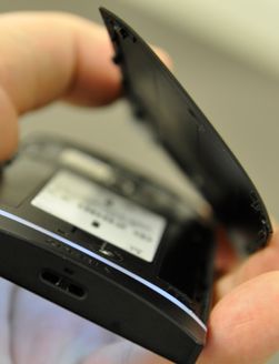 Et tynt og svært fleksibelt stykke plast dekker baksiden av telefonen. Byggekvaliteten her er alt annet enn tillitvekkende.