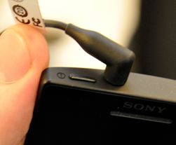 Plasseringen av låseknappen og utgangen for hodetelefon gjør det tidvis veldig kronglete å låse telefonen.