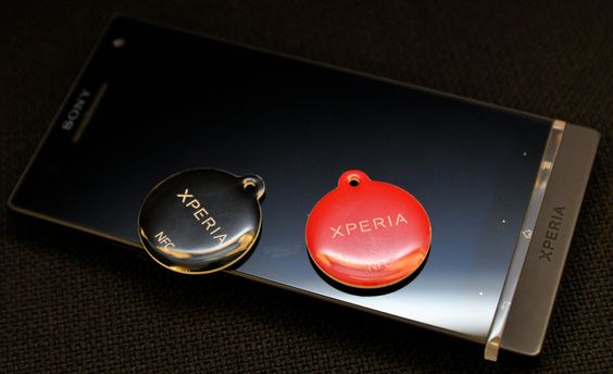 To såkalte Smart Tags følger med telefonen. Disse er basert på NFC og setter i gang ulike funksjoner i telefonen.
