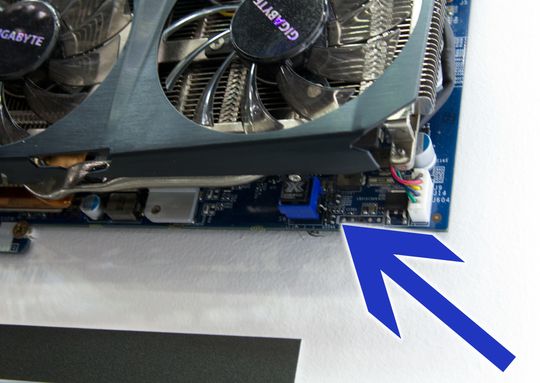 Frekk liten knapp på et Gigabyte-kort. Trykk, og alt av innebygde sikkerhetssperrer forsvinner. Typisk brukt ved ekstrem overklokking.