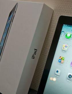 Som vanlig har ikke stort endret seg på esken. Navnet som er trykket på er fortsatt kun iPad, men bildet på forsiden har blitt nytt.