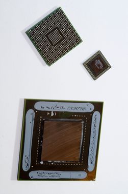 Nvidias Tegra 3-brikker over en Nvidia GF100/GTX400-brikke. Den største brikken hører hjemme på vanlige, store skjermkort.