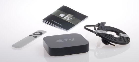 Det følger ikke med noen HDMI-kabel, men ellers er det lite du trenger for å få Apple TV-en opp og gå.
