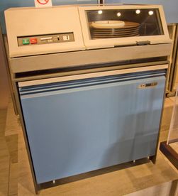 Det var mulig å utstyre maskinene i System/360 med harddisker på inntil 7,25 MB. Også mange andre selskaper levde godt på å lage lagring til System/360 – blant annet Memorex som fortsatt produserer lagringsmedier.