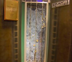 Hvert av kretskortene inni Cray-1 var koblet sammen med uendelige mengder kabling. Fra utsiden ser det meste ganske kaotisk ut.