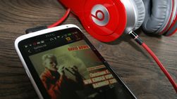 Vi anbefaler at du bytter ut de medfølgende øreproppene med noe som er bedre. På bildet et par Beats-hodetelefoner.
