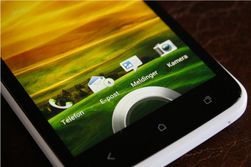 Trekk ringen opp får å åpne telefonen, eller trekk et ikon til ringen for å gå direkte til en valgt funksjon.
