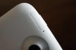 Telefonen bruker Micro-SIM som plasseres i en egen skuff som på iPhone.