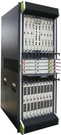 Her kan man se syv stk 200G IP line card av typen 2x100Gbps i øverste rekke.
