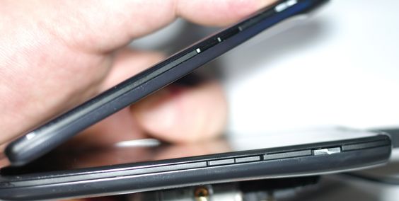 XT910 Razr over den amerikanske utgaven av Razr Maxx. Tappen øverst på telefonen stikker ikke like merkbart ut på Maxx, men ellers er det fortsatt en tynn telefon.