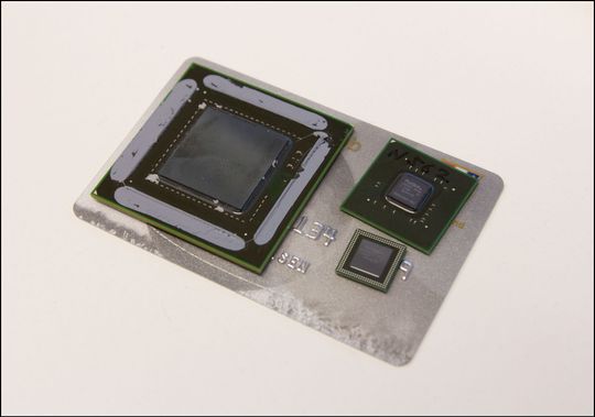 Grafikkprosessorer er små saker. Kjernen til GeForce GTX 480 til venstre, Tegra 3 i to varianter til høyre.