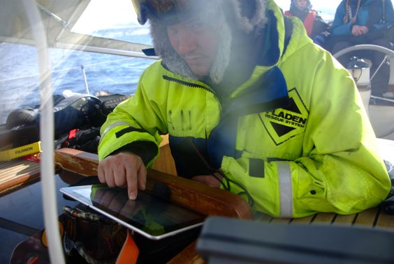 Kaptein Øyvind Nilssen liker å navigere under taket ved hjelp av et nettbrett og en fjernkontroll til båtens autopilot. (Foto: Einar Eriksen)