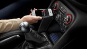Les Nå kan du lade mobilen trådløst i bilen