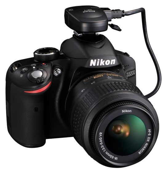 D3200 ned Nikons GPS-modul i blitsskoen.