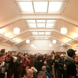 Det var fullt fra første gallerivisning, og flere sluttet seg til underveis.