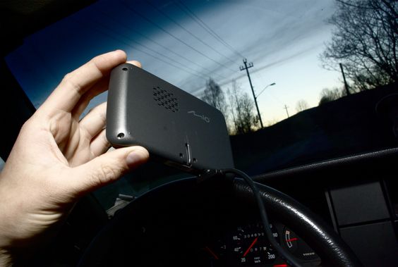 På baksiden er det en høyttaler som er noe mindre enn det vi finner i TomToms nyere GPS-er. (Foto: Einar Eriksen)