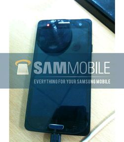 Ett av mange bilder som skal vise Galaxy S3 i et midlertidig deksel. Det er mulig at dekselet det er snakk om er det som er synlig langs hjørnene på skjermen.