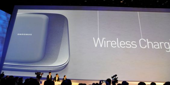 Med trådløs lading skal du kunne lade inntil tre telefoner samtidig ved å legge dem på en matte.