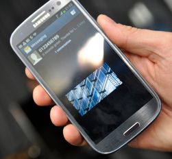 Galaxy S III har bilde i bilde-funksjon, slik at du kan fortsette videoavspilling mens du gjør andre ting. Du kan flytte videoen rundt på skjermen som du vil.