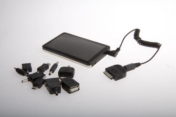 Det følger med et stort antall overganger til ulike mobiltelefoner. Overgangen festes i enden av spiralledningen som går til solcelleladeren.