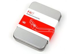 Forsterkeren kommer i en aluminiumsboks som gir god beskyttelse når du pakker forsterkeren med deg på reise.
